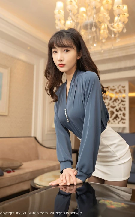 女生白领陆萱萱光鲜亮丽职场制服装短裙袜装穿着气质写真套图