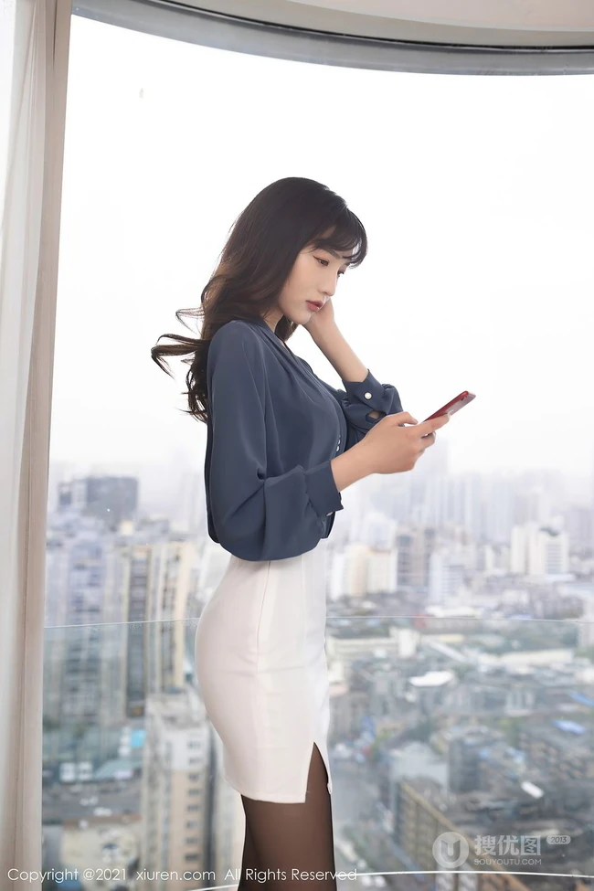 女生白领陆萱萱光鲜亮丽职场制服装短裙袜装穿着气质写真套图