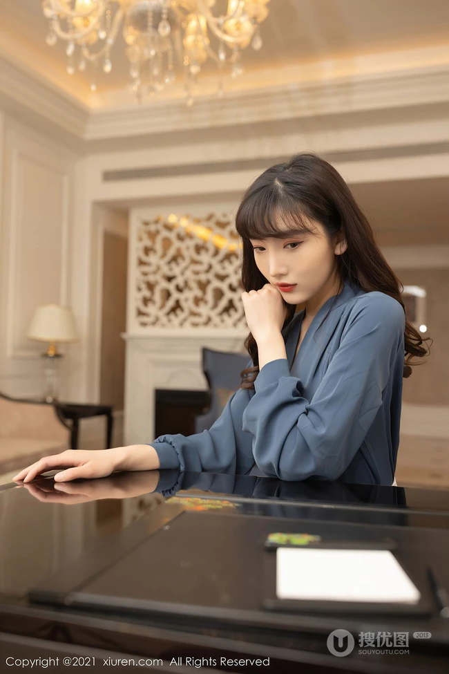 女生白领陆萱萱光鲜亮丽职场制服装短裙袜装穿着气质写真套图