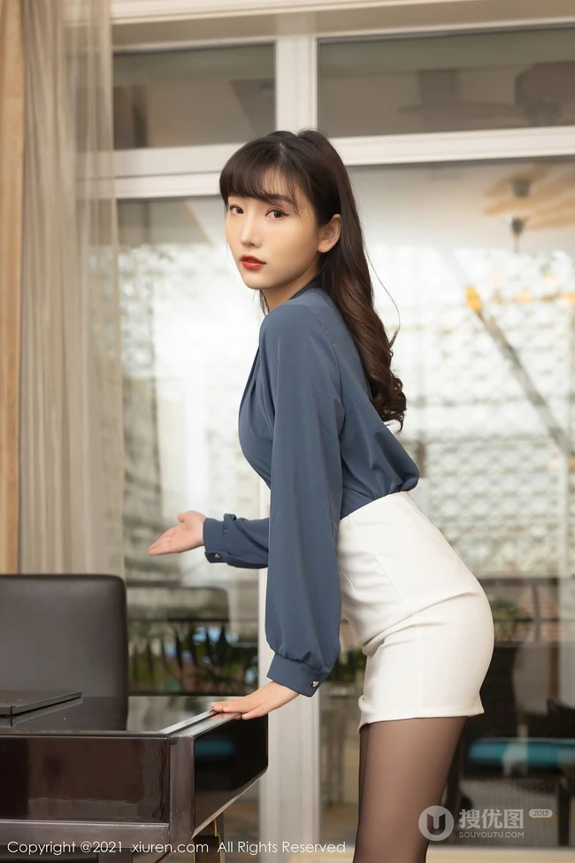 女生白领陆萱萱光鲜亮丽职场制服装短裙袜装穿着气质写真套图