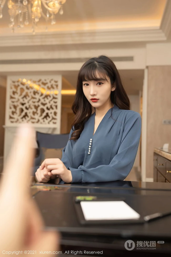 女生白领陆萱萱光鲜亮丽职场制服装短裙袜装穿着气质写真套图