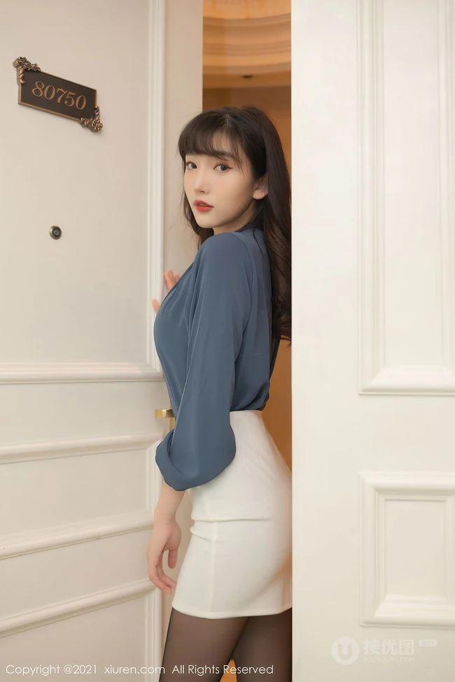 女生白领陆萱萱光鲜亮丽职场制服装短裙袜装穿着气质写真套图