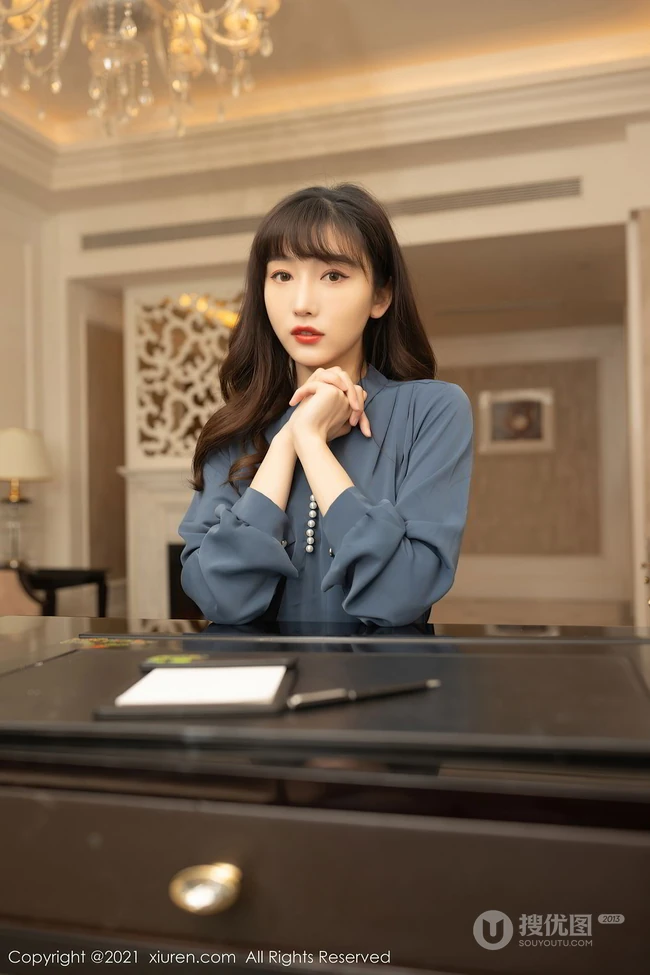 女生白领陆萱萱光鲜亮丽职场制服装短裙袜装穿着气质写真套图