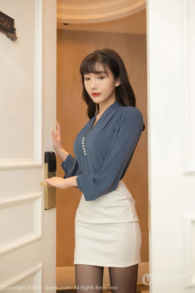 女生白领陆萱萱光鲜亮丽职场制服装短裙袜装穿着气质写真套图
