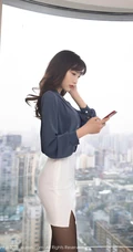 女生白领陆萱萱光鲜亮丽职场制服装短裙袜装穿着气质写真套图