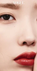 IU李知恩红唇美甲妆容精致淡雅杂志写真图片