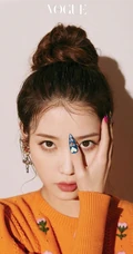 IU李知恩红唇美甲妆容精致淡雅杂志写真图片
