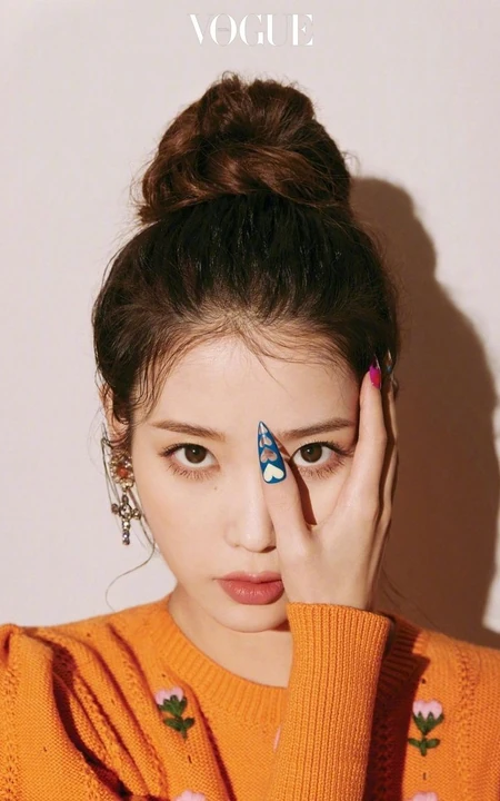 IU李知恩红唇美甲妆容精致淡雅杂志写真图片
