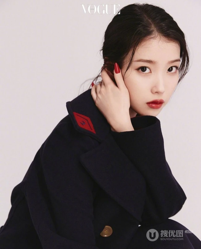 IU李知恩红唇美甲妆容精致淡雅杂志写真图片