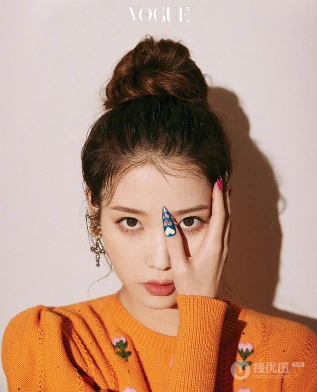 IU李知恩红唇美甲妆容精致淡雅杂志写真图片