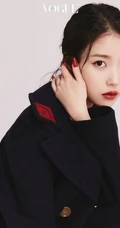 IU李知恩红唇美甲妆容精致淡雅杂志写真图片