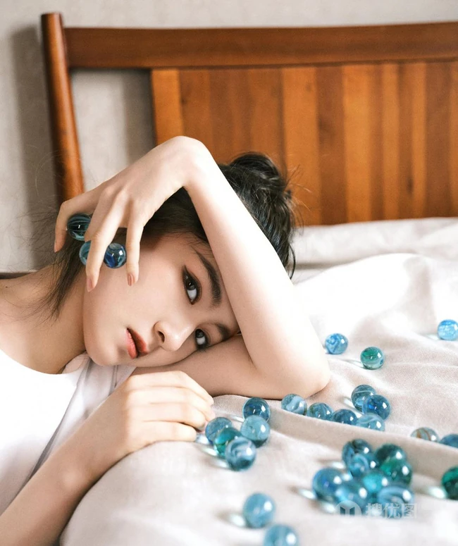 李兰迪复古文艺范写真风格登星画面杂志写真