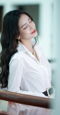 Angelababy杨颖清爽干练白色衬衫穿着气质写真照片