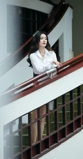 Angelababy杨颖清爽干练白色衬衫穿着气质写真照片