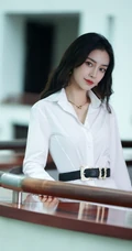 Angelababy杨颖清爽干练白色衬衫穿着气质写真照片