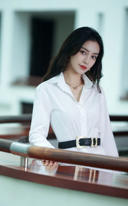 Angelababy杨颖清爽干练白色衬衫穿着气质写真照片