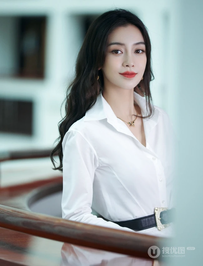 Angelababy杨颖清爽干练白色衬衫穿着气质写真照片