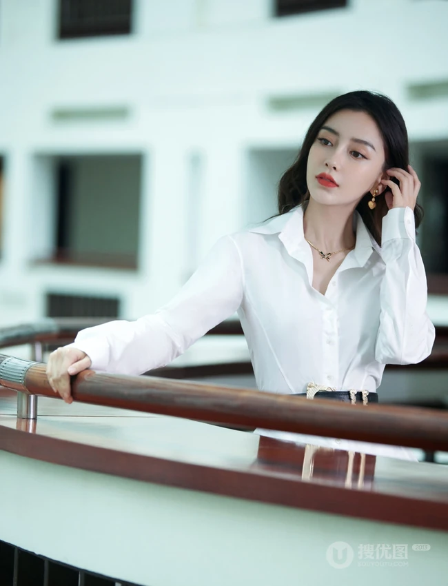 Angelababy杨颖清爽干练白色衬衫穿着气质写真照片