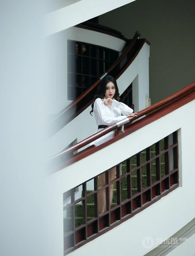 Angelababy杨颖清爽干练白色衬衫穿着气质写真照片
