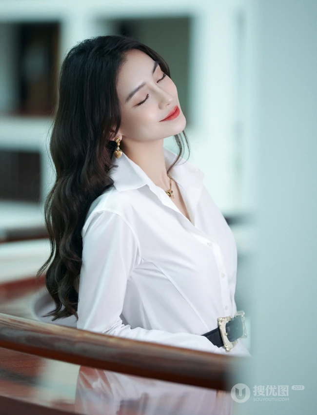 Angelababy杨颖清爽干练白色衬衫穿着气质写真照片