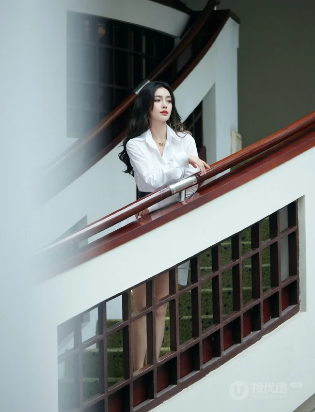 Angelababy杨颖清爽干练白色衬衫穿着气质写真照片