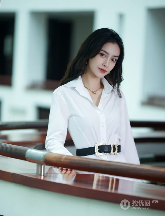 Angelababy杨颖清爽干练白色衬衫穿着气质写真照片
