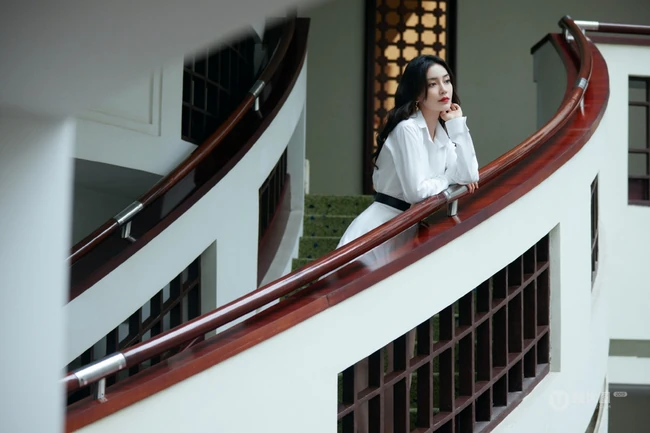 Angelababy杨颖清爽干练白色衬衫穿着气质写真照片