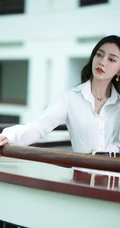 Angelababy杨颖清爽干练白色衬衫穿着气质写真照片