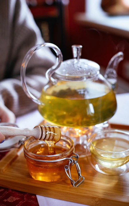 盛装在容器里晶莹剔透，诱人色泽的蜂蜜摄影美图