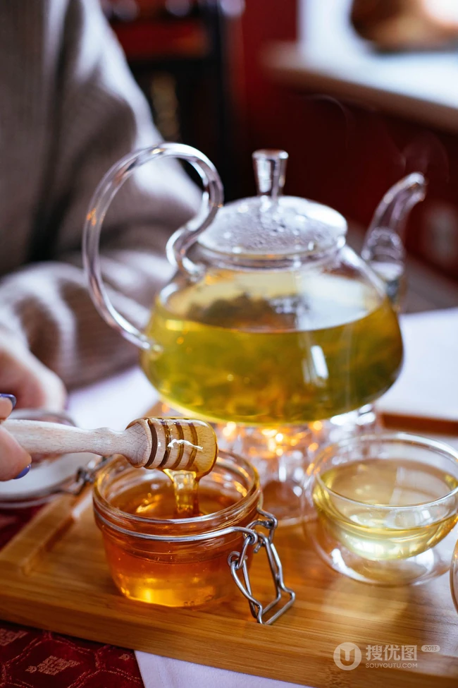 盛装在容器里晶莹剔透，诱人色泽的蜂蜜摄影美图 第1张