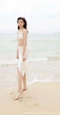 海边沙滩泳装白裙女生安琪Yee气质旅拍写真显完美动人身材