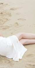 海边沙滩泳装白裙女生安琪Yee气质旅拍写真显完美动人身材