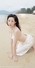 海边沙滩泳装白裙女生安琪Yee气质旅拍写真显完美动人身材