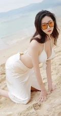 海边沙滩泳装白裙女生安琪Yee气质旅拍写真显完美动人身材