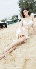 海边沙滩泳装白裙女生安琪Yee气质旅拍写真显完美动人身材