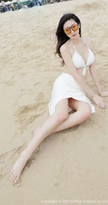 海边沙滩泳装白裙女生安琪Yee气质旅拍写真显完美动人身材