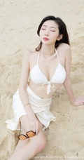海边沙滩泳装白裙女生安琪Yee气质旅拍写真显完美动人身材