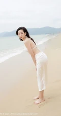 海边沙滩泳装白裙女生安琪Yee气质旅拍写真显完美动人身材