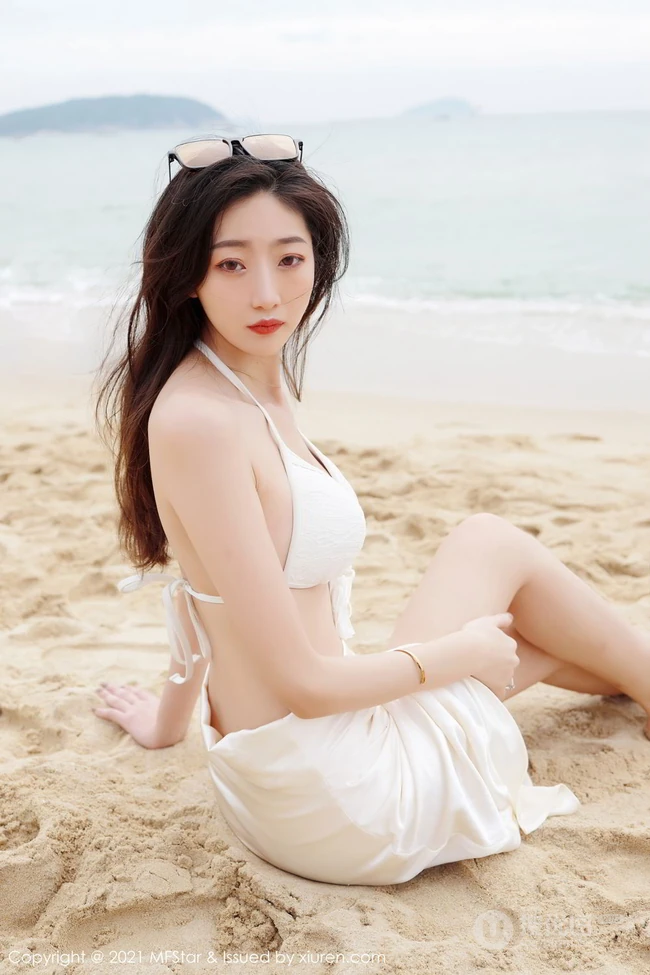 海边沙滩泳装白裙女生安琪Yee气质旅拍写真显完美动人身材
