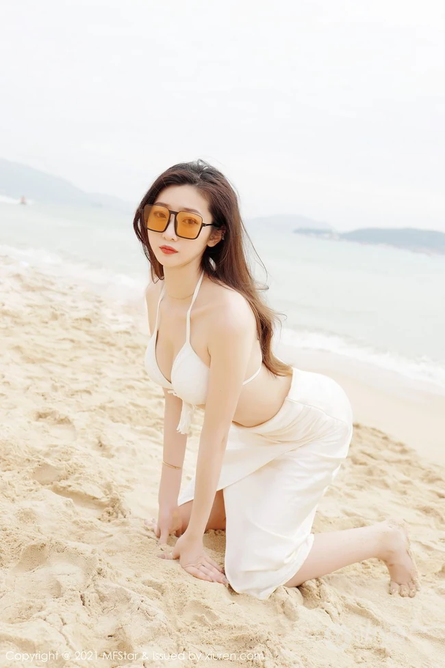 海边沙滩泳装白裙女生安琪Yee气质旅拍写真显完美动人身材