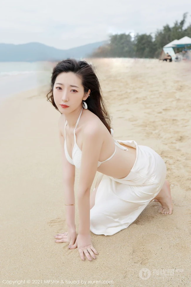 海边沙滩泳装白裙女生安琪Yee气质旅拍写真显完美动人身材