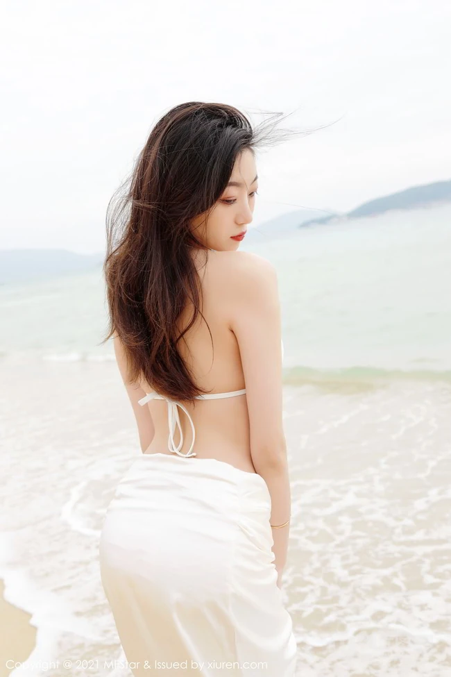 海边沙滩泳装白裙女生安琪Yee气质旅拍写真显完美动人身材
