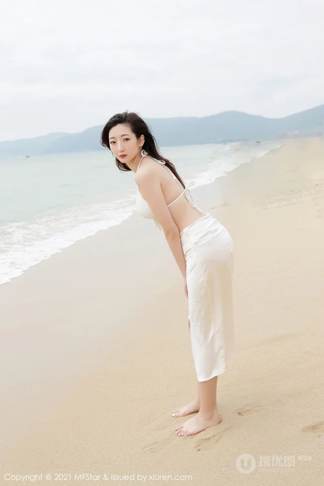 海边沙滩泳装白裙女生安琪Yee气质旅拍写真显完美动人身材