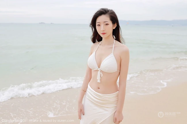海边沙滩泳装白裙女生安琪Yee气质旅拍写真显完美动人身材