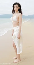 海边沙滩泳装白裙女生安琪Yee气质旅拍写真显完美动人身材