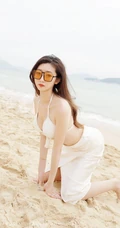 海边沙滩泳装白裙女生安琪Yee气质旅拍写真显完美动人身材