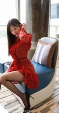 童颜女生佘贝拉bella红色波点裙深袜袜穿着优雅气质沙发写真套图