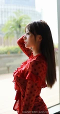 童颜女生佘贝拉bella红色波点裙深袜袜穿着优雅气质沙发写真套图