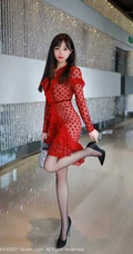 童颜女生佘贝拉bella红色波点裙深袜袜穿着优雅气质沙发写真套图