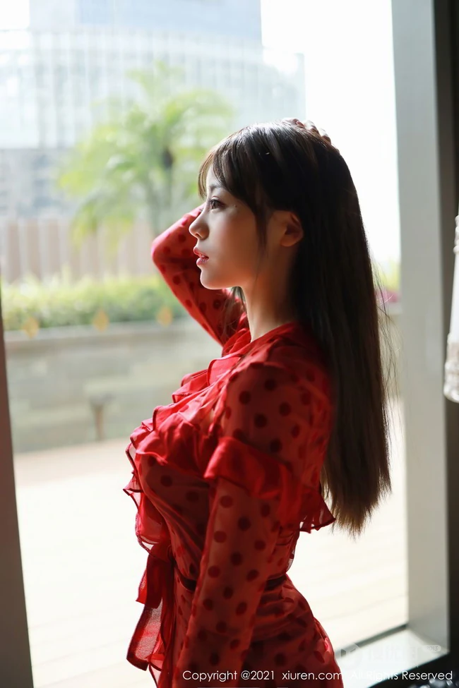 童颜女生佘贝拉bella红色波点裙深袜袜穿着优雅气质沙发写真套图